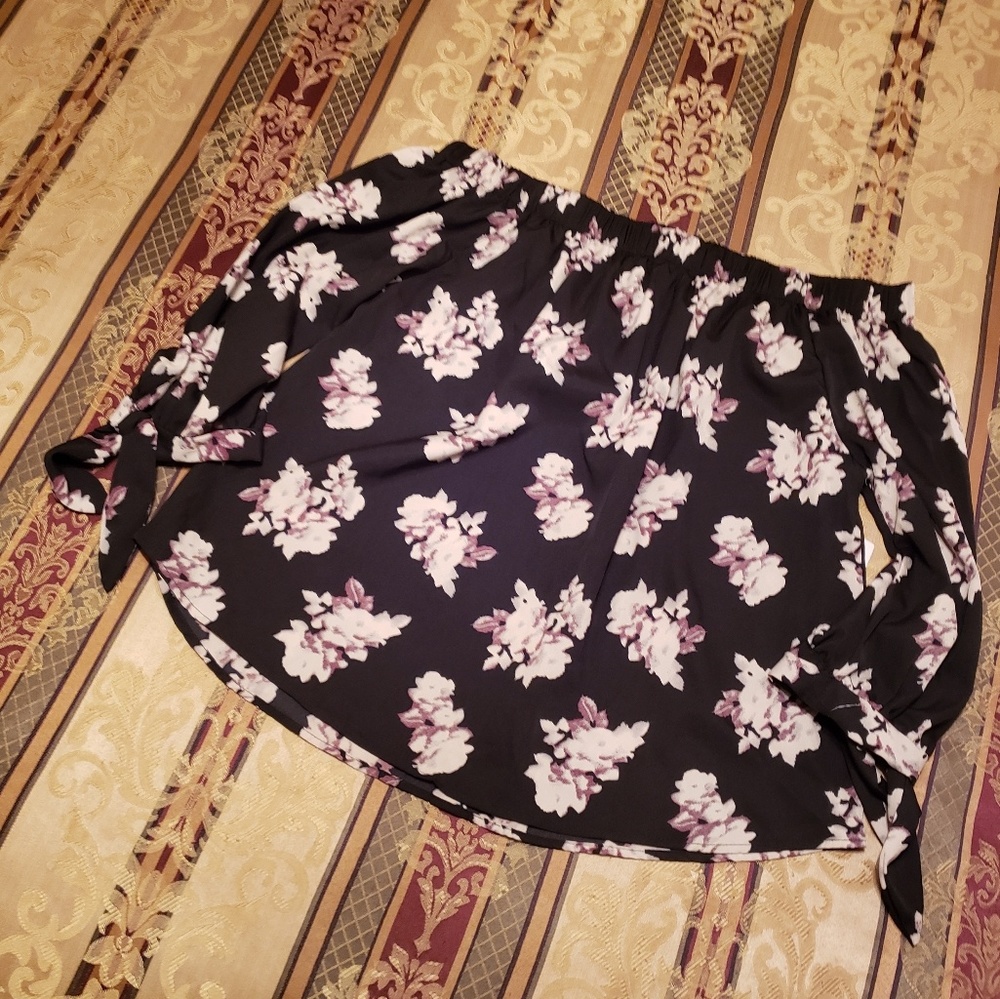 NWT Cute off shoulder blouse